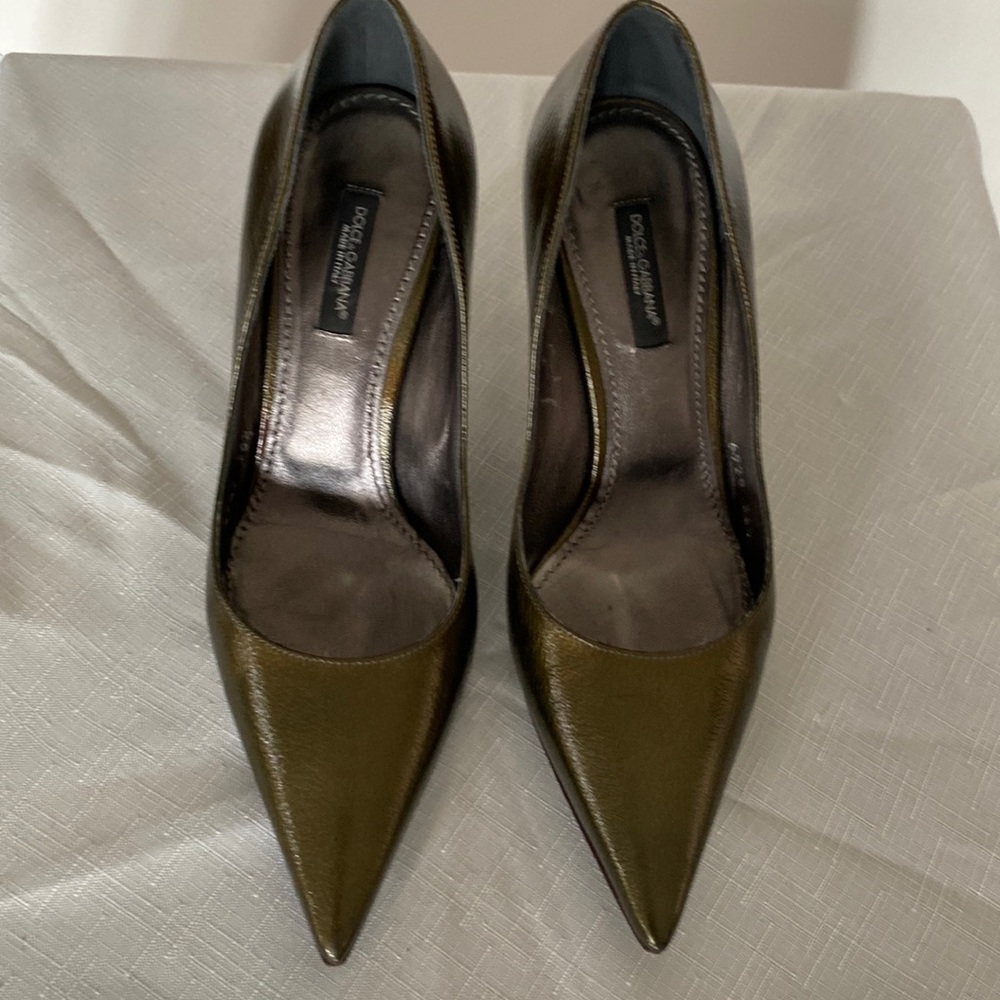 Dolce&Gabbana classic pumps in olive semi patent leather.
